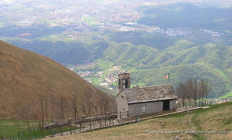 13 Verso il Santuario in cerca di riparo  ma non faccio caso alla bandiera.JPG